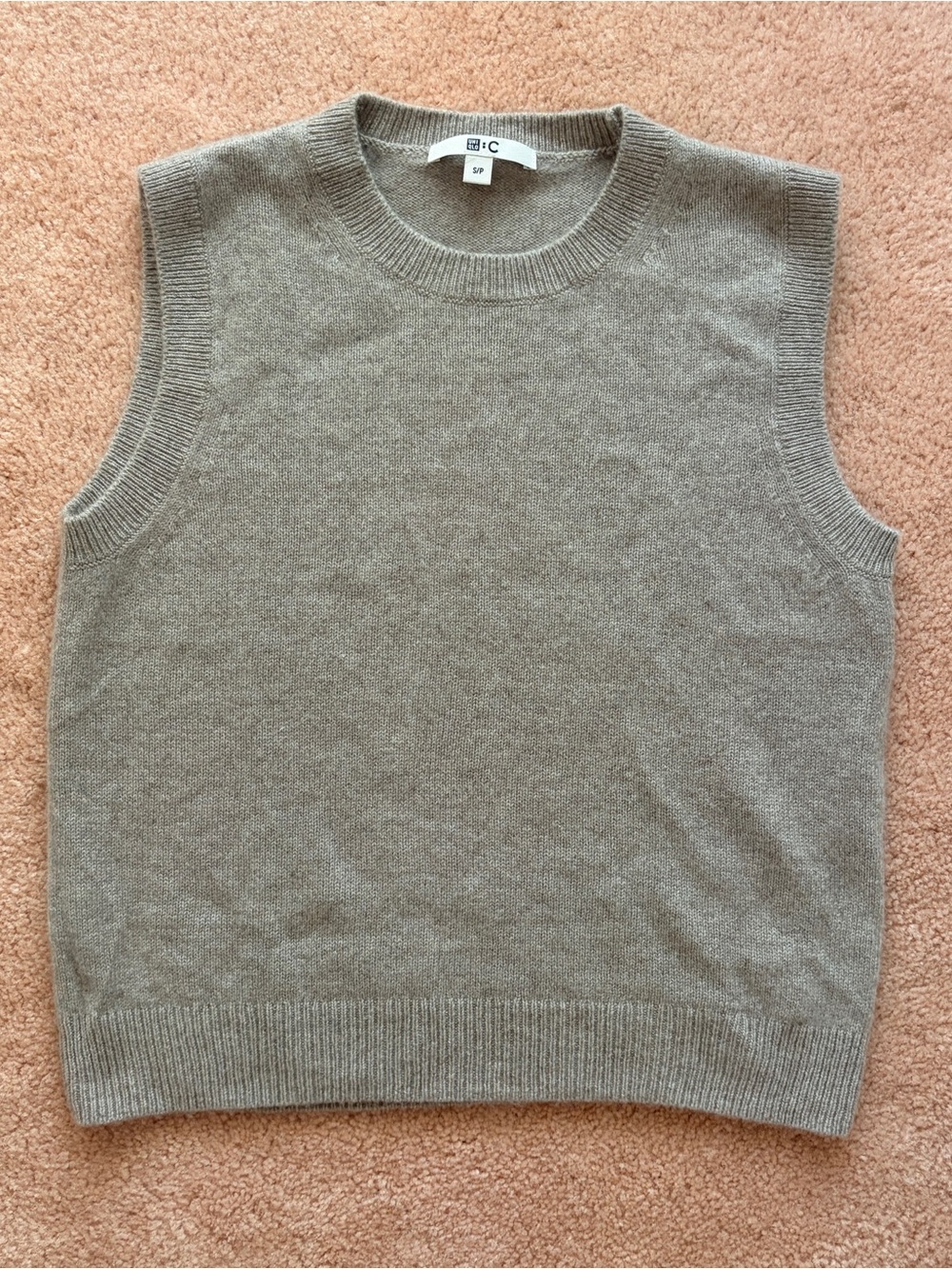 UNIQLO : C 100% Cashmere Sweater Vest in Grey-Beige, size S